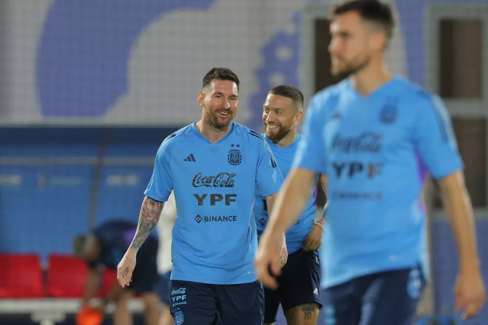 Messi entrenó con sus compañeros de cara al debut mundialista del martes