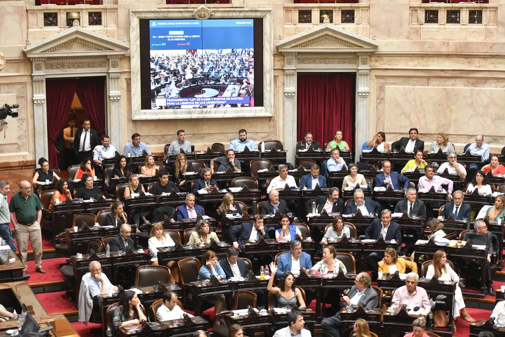 Diputados debate ley Basesb by Télam