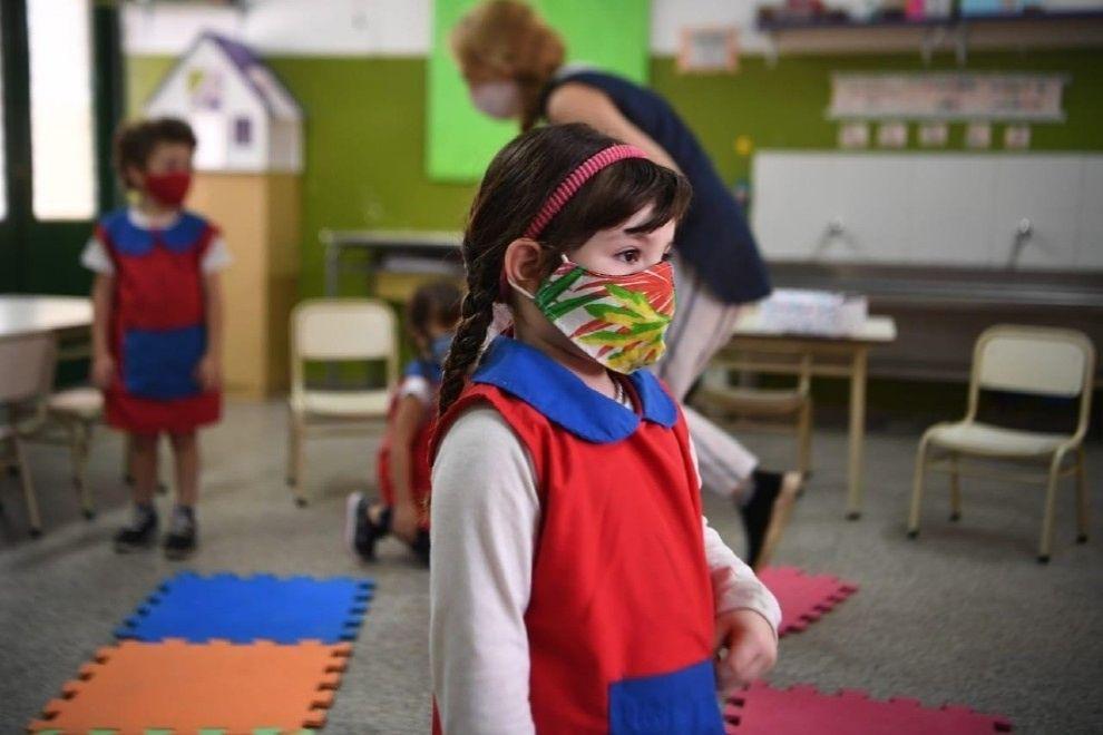 Niña jardin con barbijo