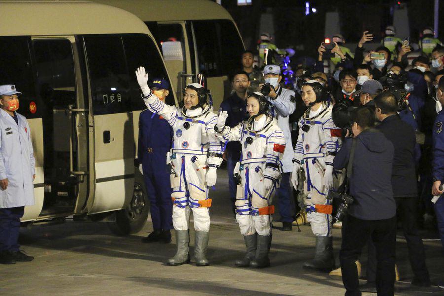 Astronautas chinos by AP