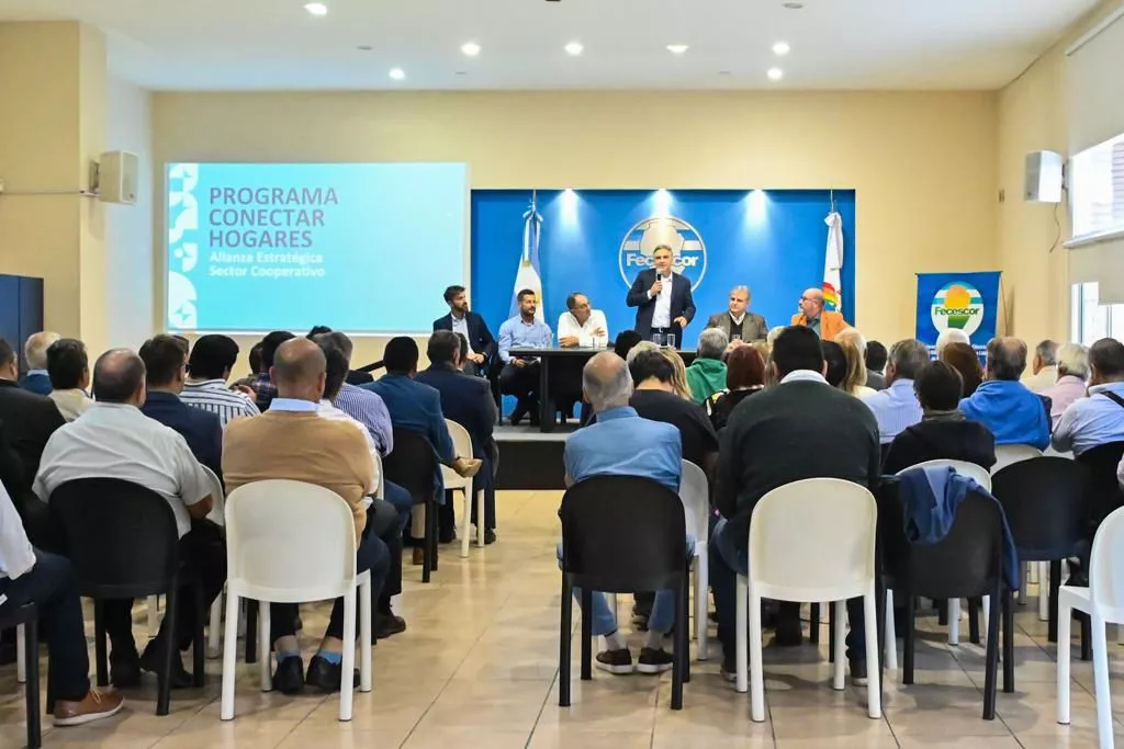 Llaryora con cooperativas y mutales