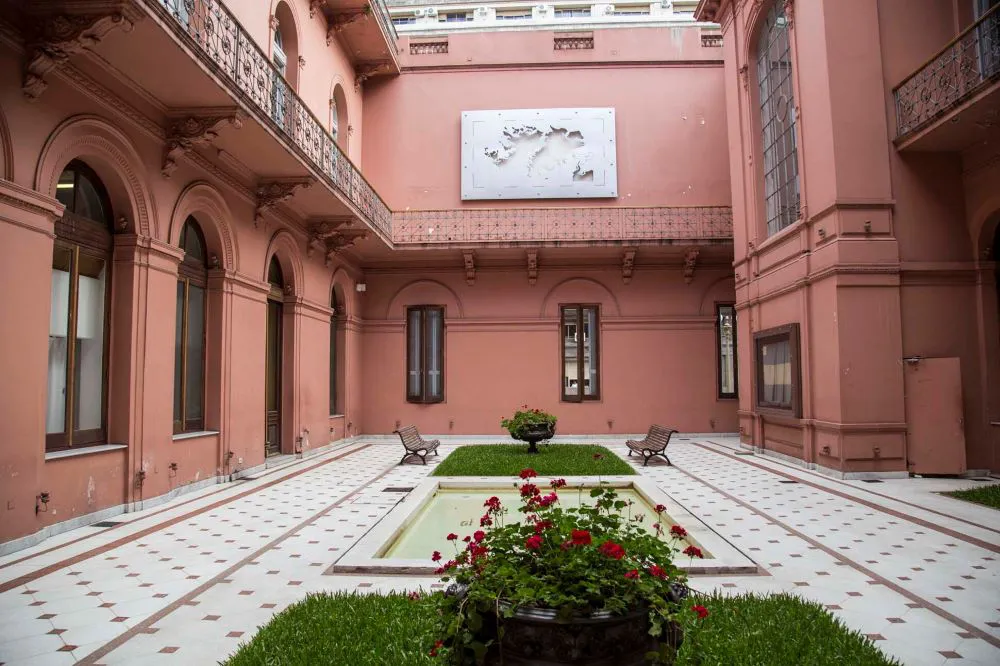 Patio Malvinas
