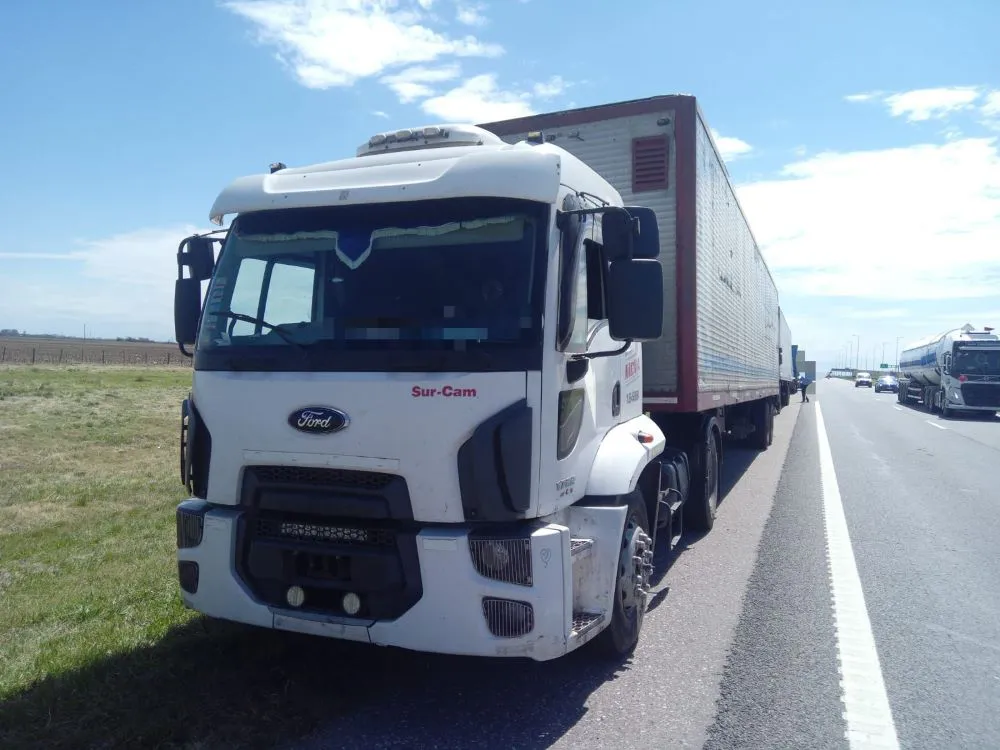 Camión accidentado Autopista by Policia Cba