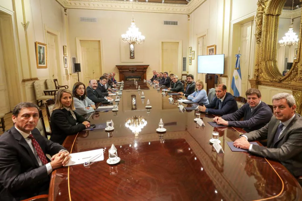 Fernández con gobernadores by Télam