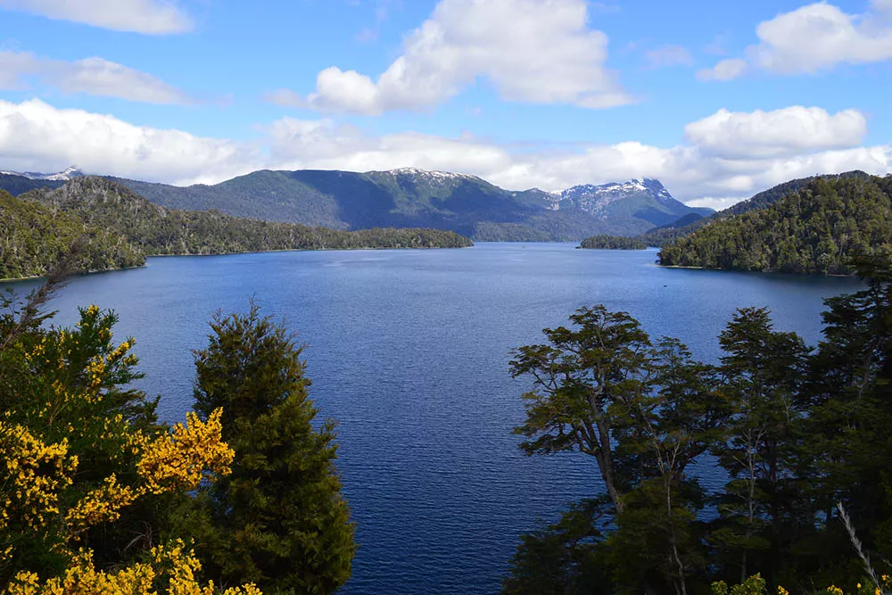 El Lago Espejo, calmo y bello es uno de los primeros del recorrido
