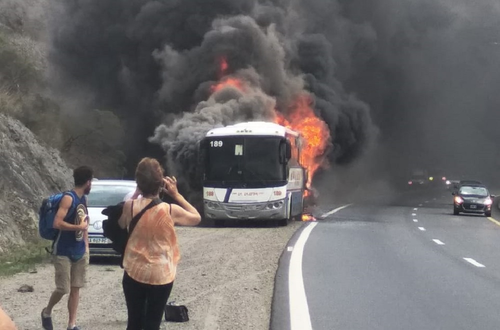 Incendio de colectivo de empresa La Calera