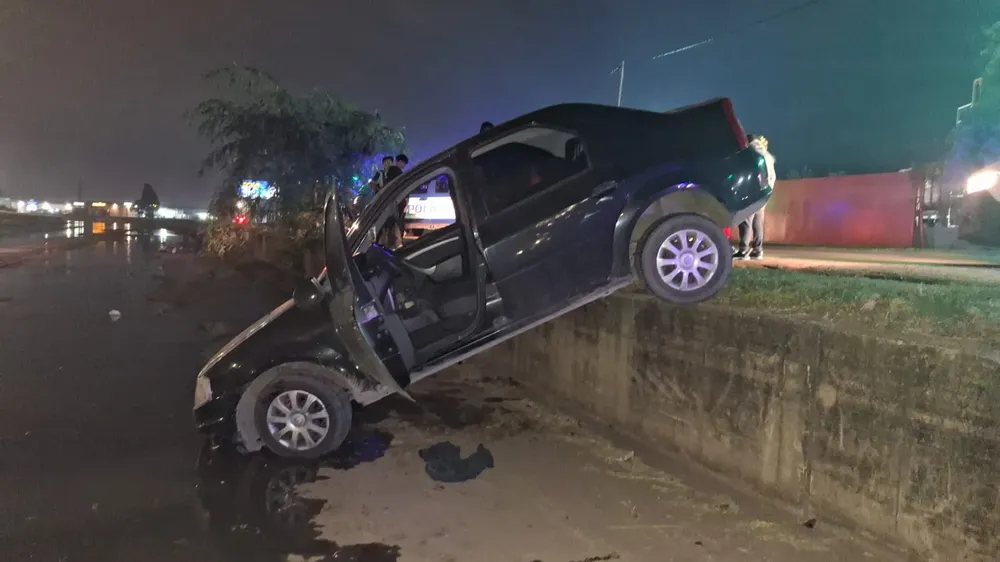 Auto colgado en un desagüe (Policía)