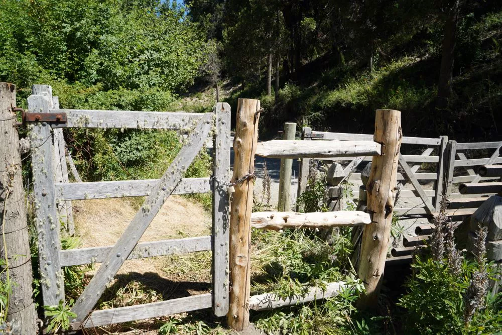 Camino privado bloqueado by Télam