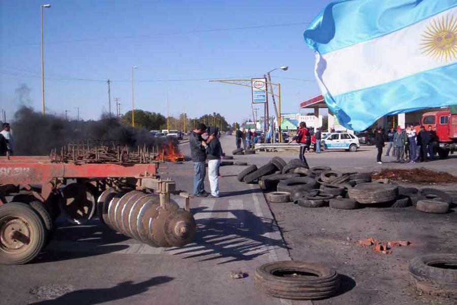 FOTO CORTE DE RUTA 19 Y 158 - ABRIL 2008