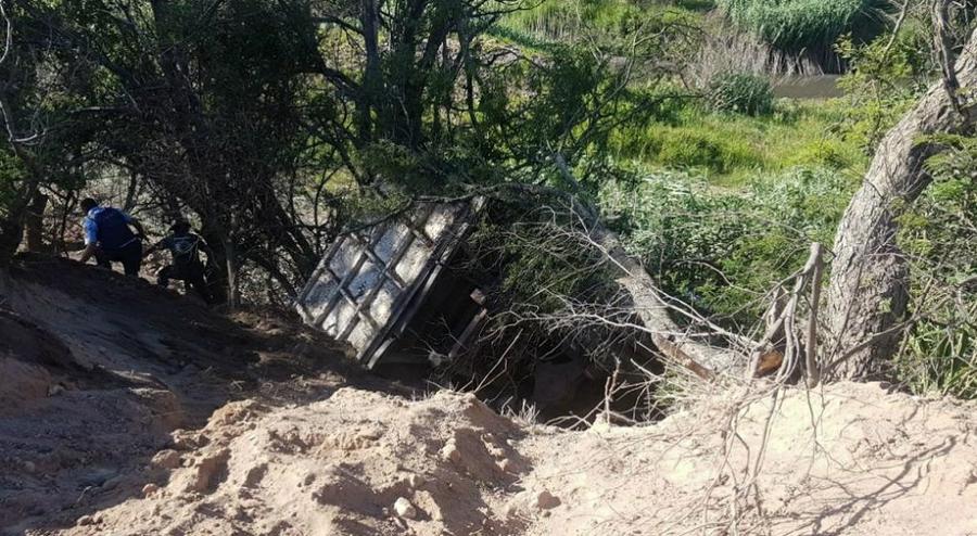 Camión volcado by Policía de Cba