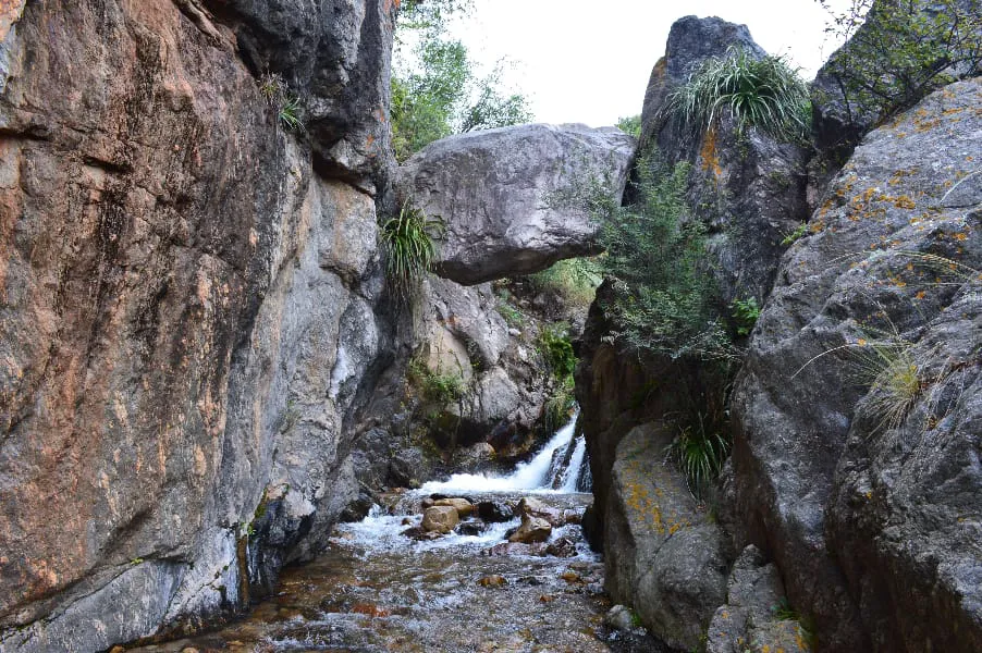 la piedra encajada