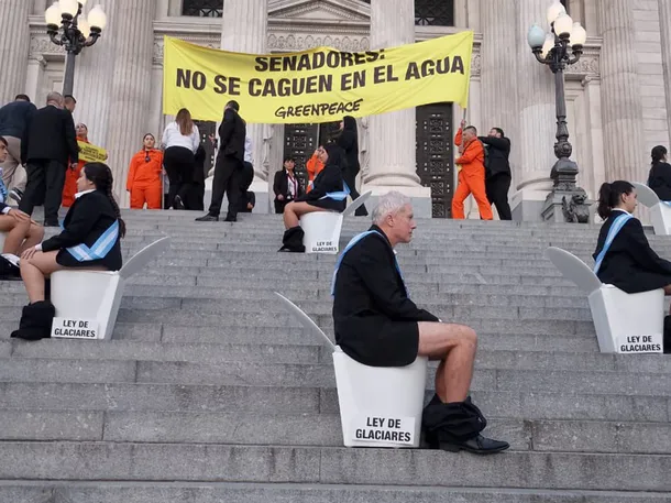 Protesta de Greenpeace contra la reforma de la Ley de Glaciares (gentilezaa)