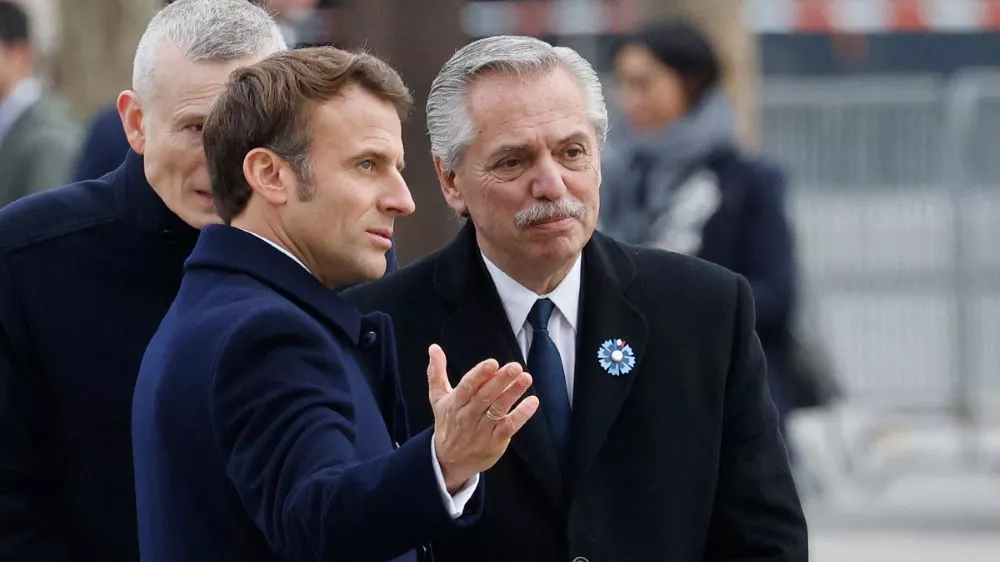 Fernández y Macron en Francia by Télam