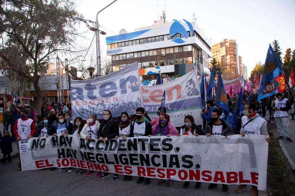 Marcha por trabajadora docente muerta en explosión by Télam