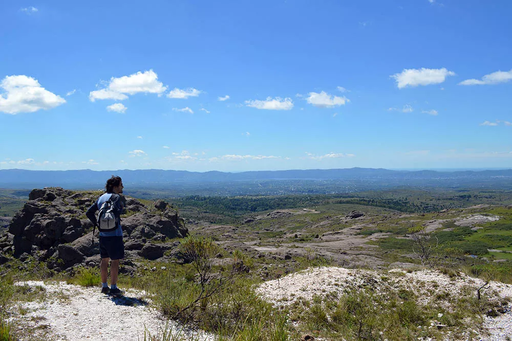El sendero de la cantera en la Reserva Cerro Blanco ofrece vistas al valle de Punilla_