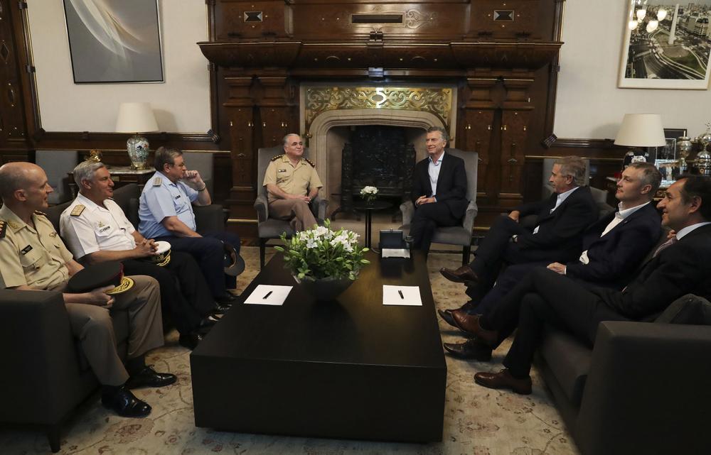 Macri y jedes de las FFAA BY na