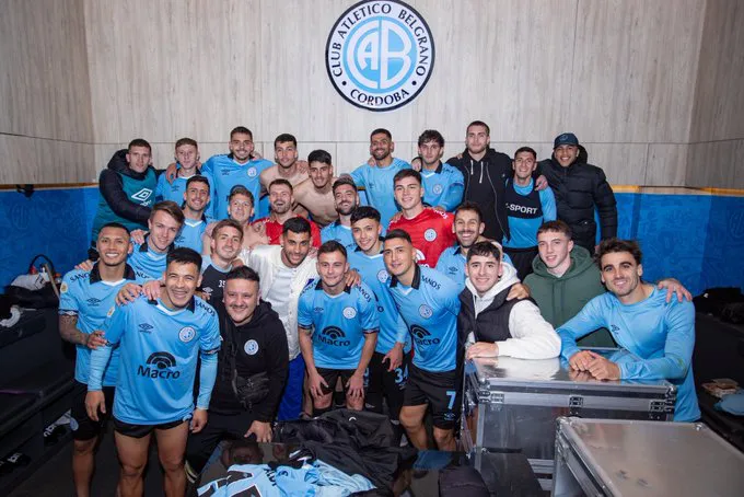 Cuti Romero con el plantel de Belgrano (X de Belgrano)