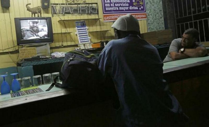 FOTO CUBANOS VIENDO FIDEL