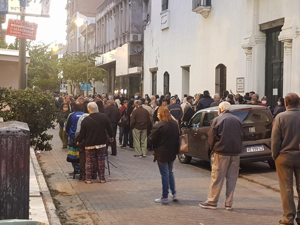 Filas bancos by Mariano Nievas