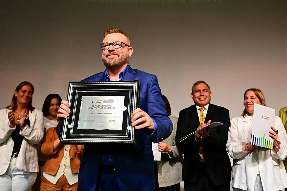Entrega de reconocimiento a Gabriel Rabinovich (Gobierno de Córdoba) 02