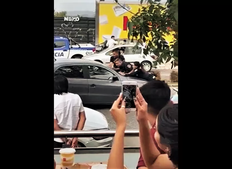 Policías arrastrados por un automóvil en avenida Rafael Núñez (captura)