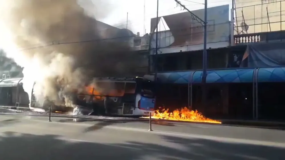 Colectivo incendiado en Colón y General Paz (captura)