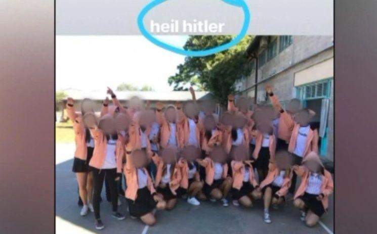 saludo nazi gentileza facebook