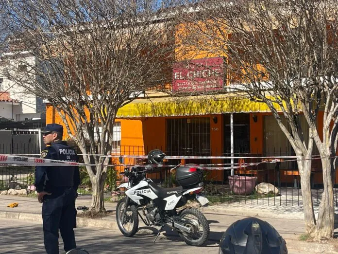 crlos paz tiroteo en una cueva by Carlos Paz Vivo