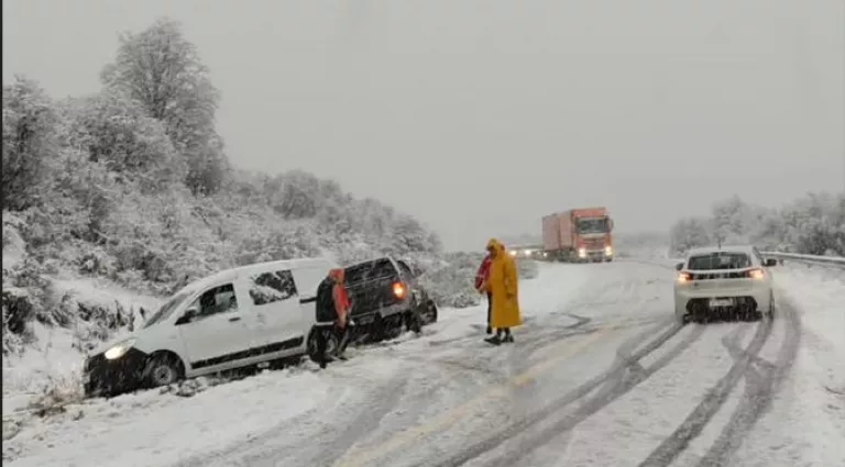 Accidente por la nieve en la ruta 40 (El Cordillerano)