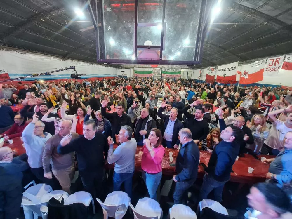 Acto radical en Club A.Gracia getileza concejala Allende