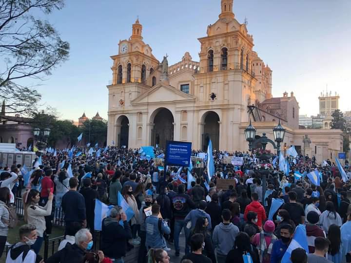 Contra las medidas sanitarias, opositores se movilizaron en Córdoba