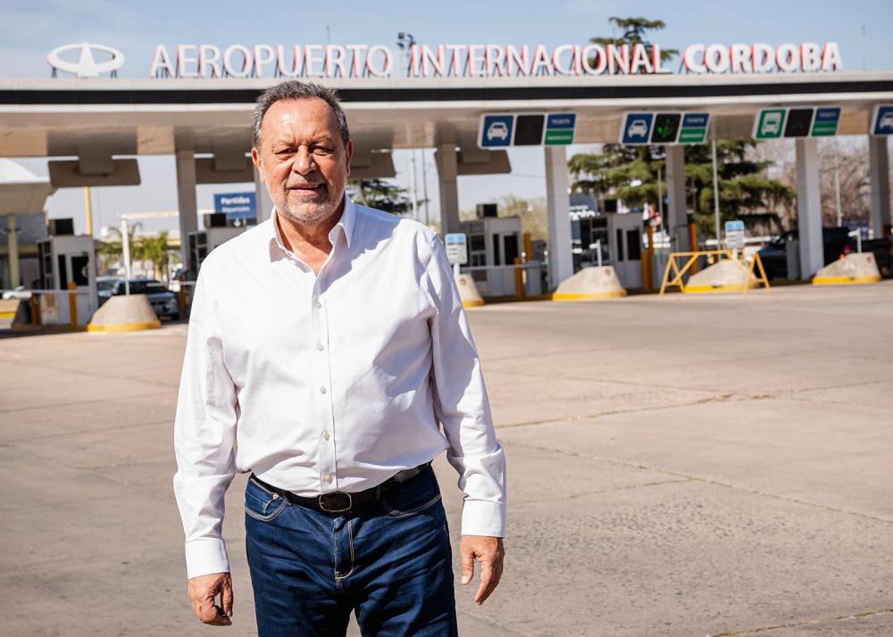 santos en el aeropuerto gentileza
