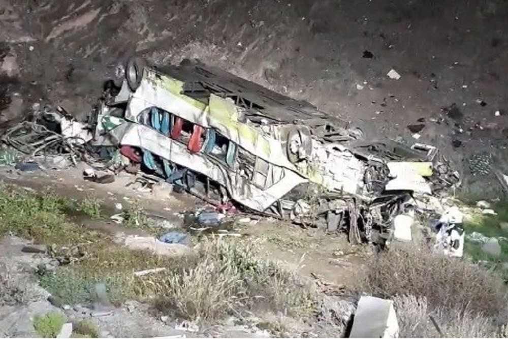 Chile: al menos 20 muertos al caer un ómnibus interurbano por un barranco