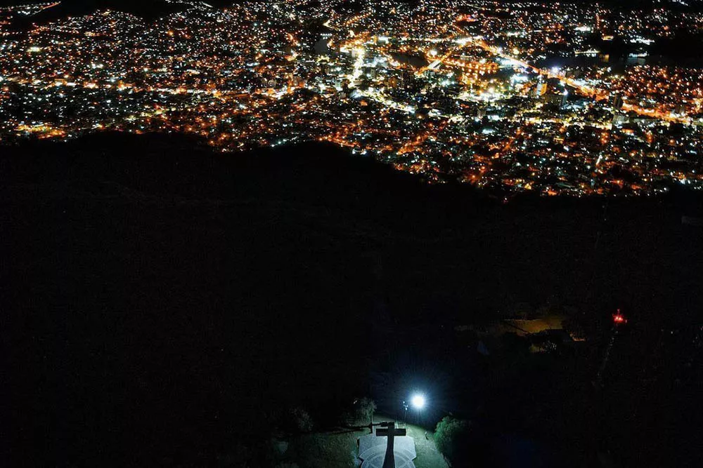 cerro de la cruz noche