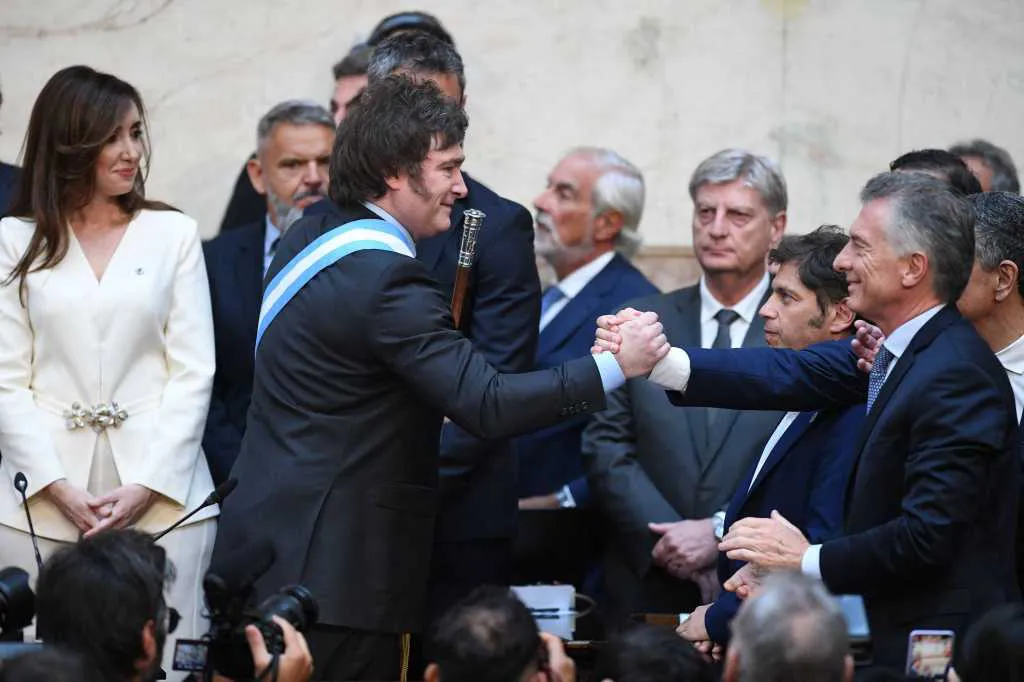 Milei es saludado por Macri by NA