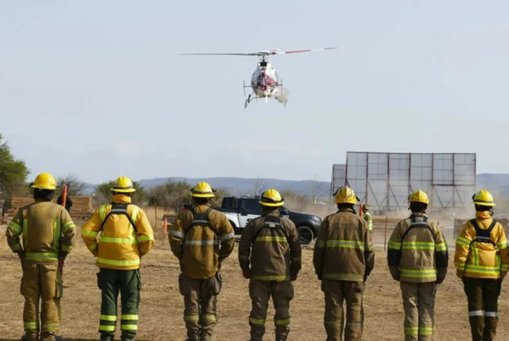 bomberos esperando a milei 2