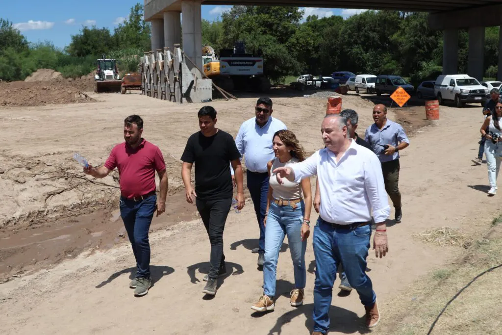 Jure y Accastello recorren Villa Albertina en Villa María tras la explosión del gasoducto (Gobierno de Córdoba)