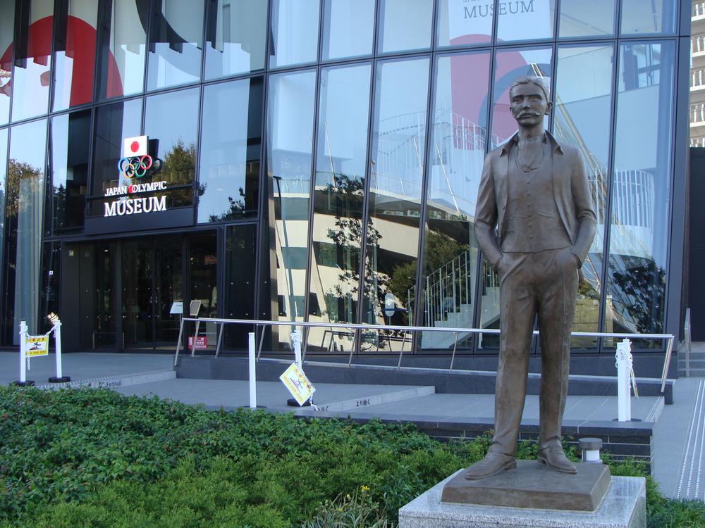 El Museo Olímpico de Japón y la estatua del Baron Pierre de Coubertin, Padre del Olimpismo Moderno en Tokio 6-11-2019