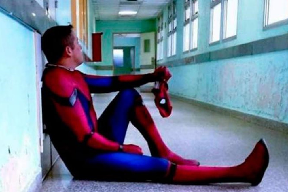 La Conmovedora Historia Detras De La Foto Del Hombre Arana Cordobes