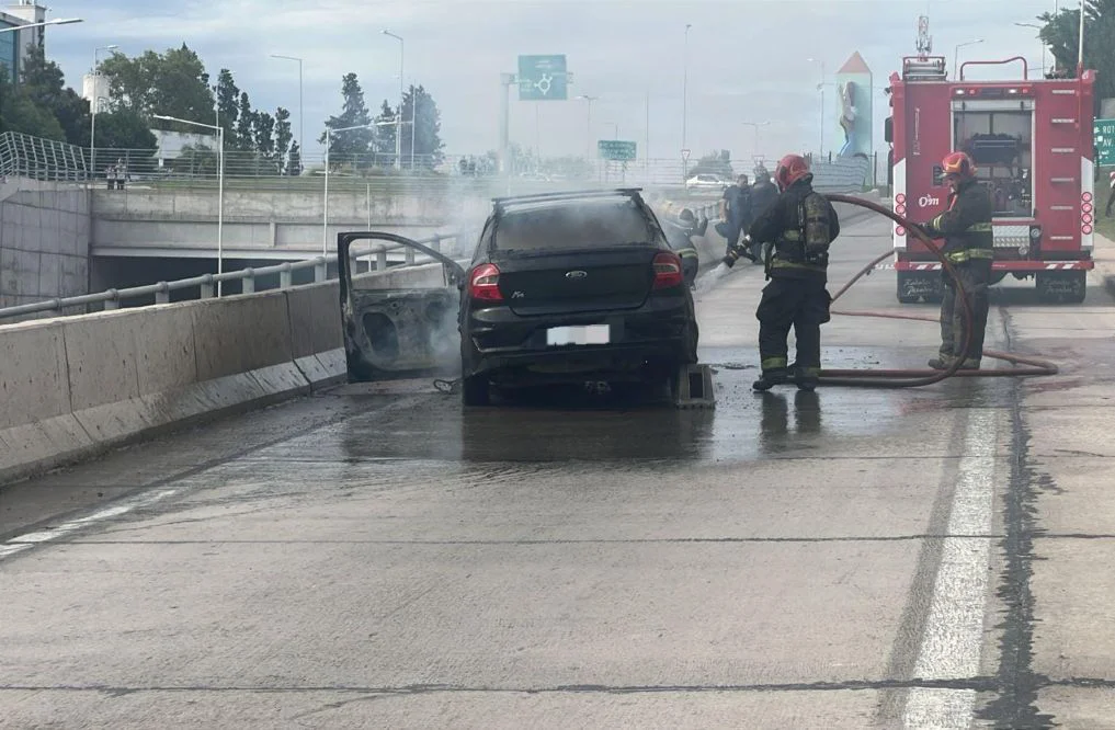 auto incendiado Policia Cba
