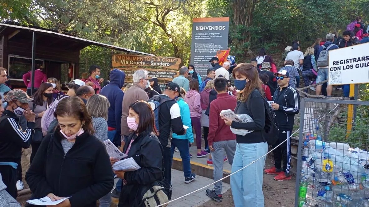 Ascenso al Cerro de La Cruz by El Diario de C Paz