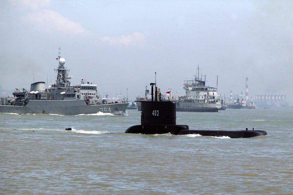 Submarino en Indonesia by gentileza