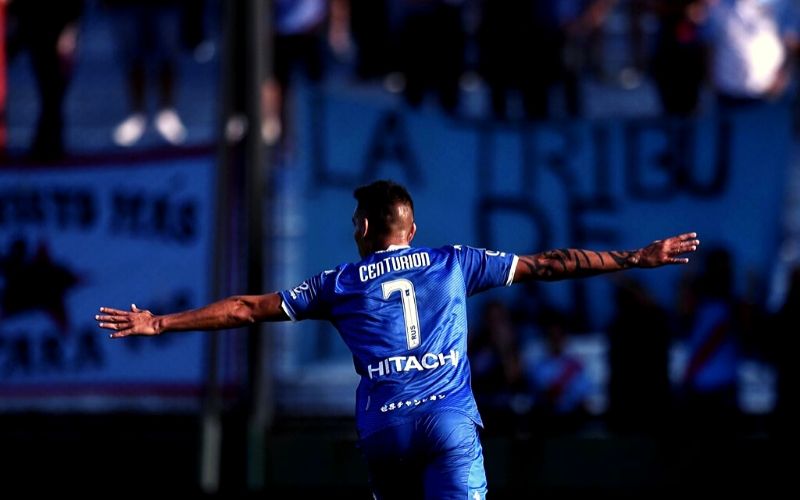 Centurión festeja su gol en Vélez gentileza