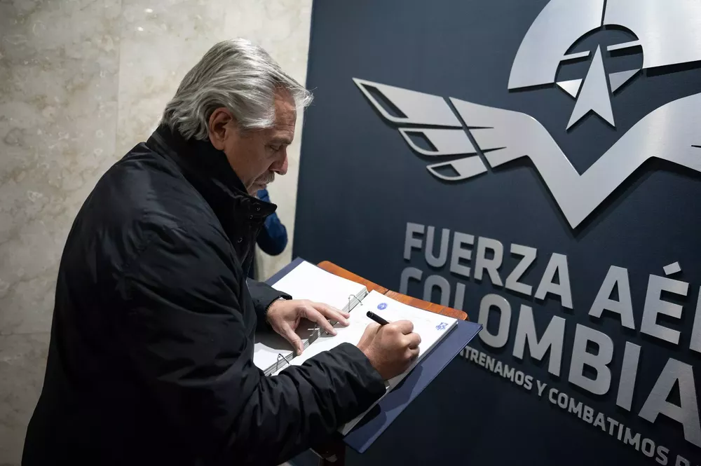 Alberto Fernández arribó a Colombia (Cancillería Colombia) 01