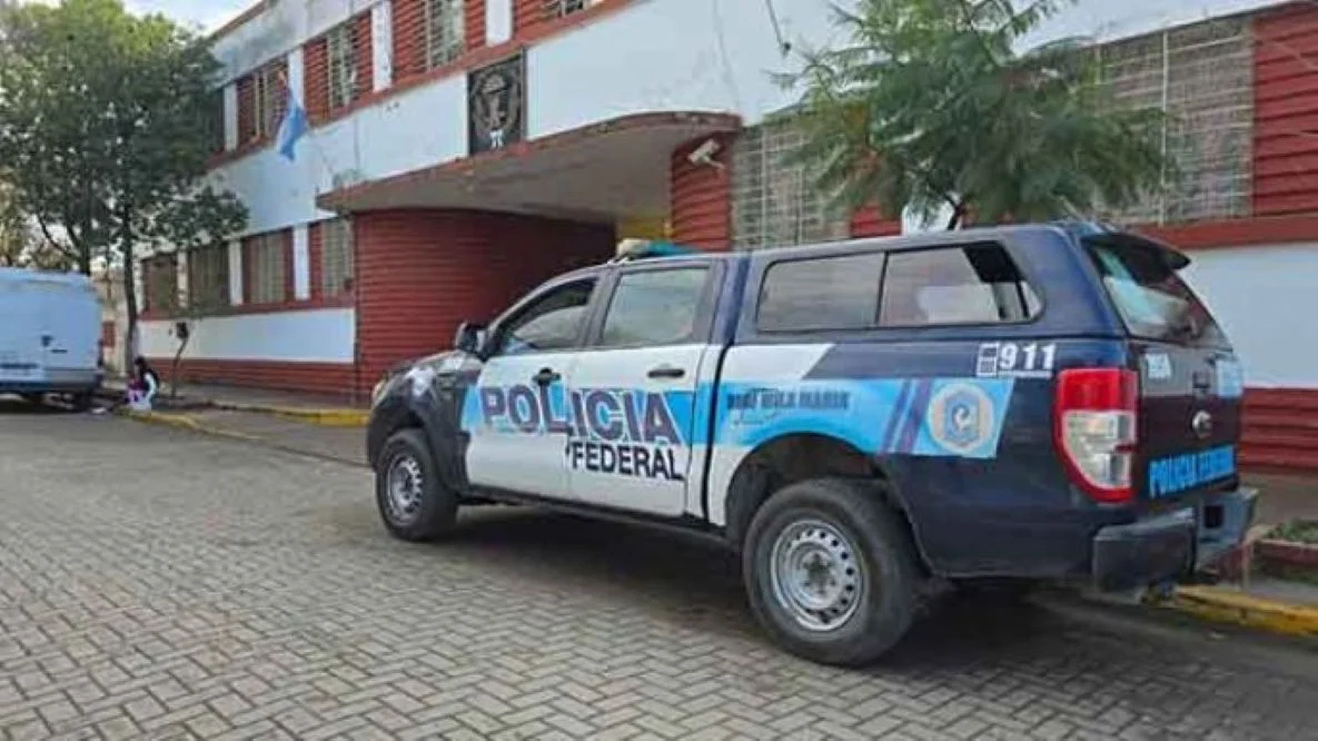 Movil frente a carcel V María. b y eldiariocba