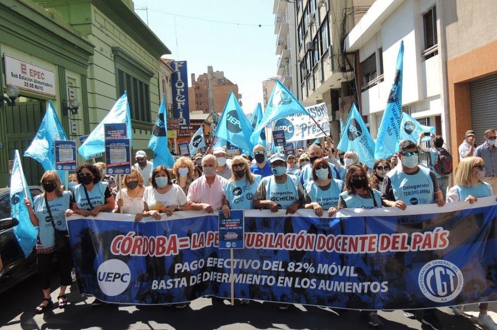 La UEPC marchó por el adelanto de aumentos y el diferimiento jubilatorio