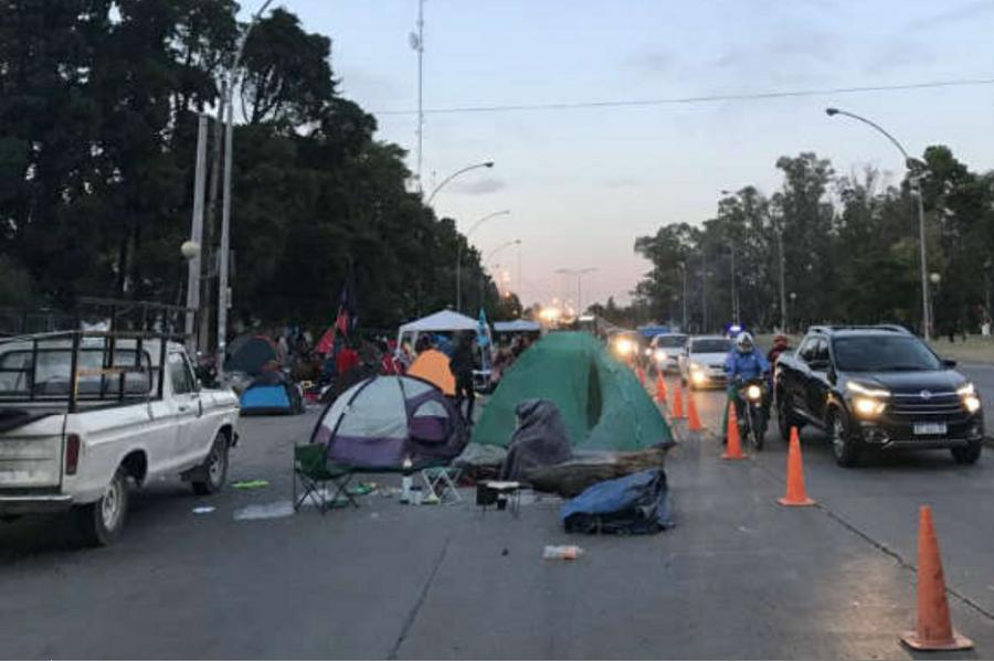 acampe frente desarrollo social by Cadena 3