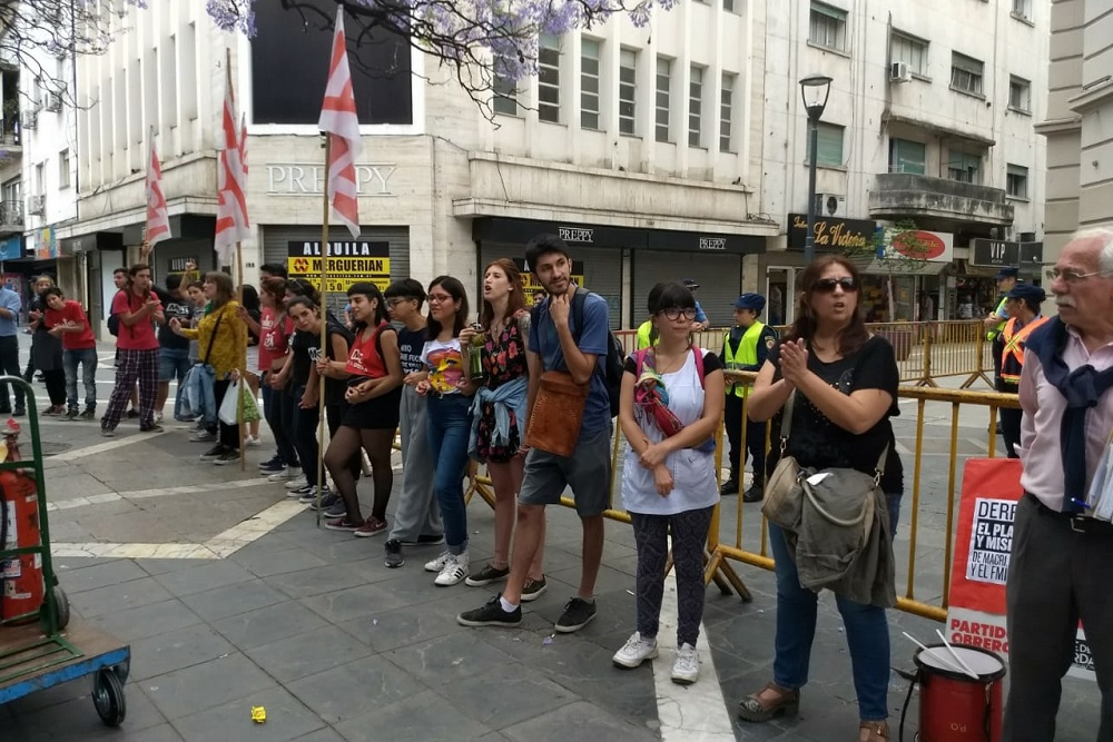 Abrazo Legislatura by colectivo Más Democracia
