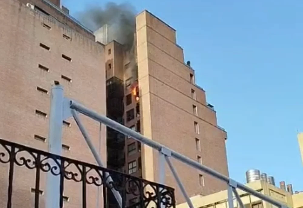 Se incendió un departamento del piso 12 de un edificio céntrico y hubo vecinos evacuados thumbnail