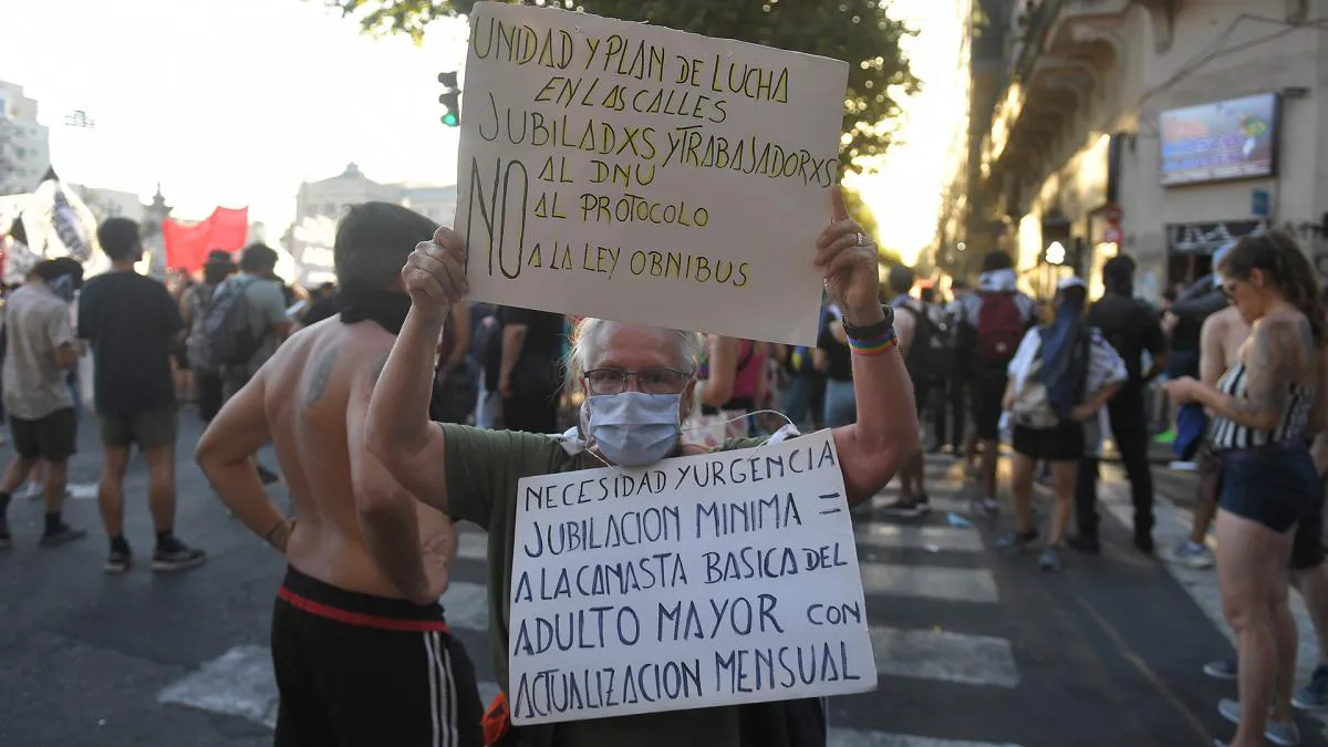 Jubilados debate ley ómnibus by télam